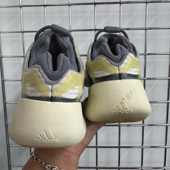 Adidas Men’s Yeezy 700 V3 ‘Fade Salt’ size 7 - Picture 5 of 9